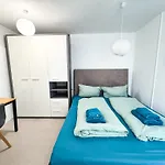 Top-wohnung Fuer Gruppen 15 Min Zum Alex Parken